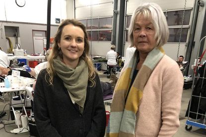 Ein Vorbild für ehrenamtliches Handeln. 125. Spende: Hanna Gronau aus Süsel-Bujendorf (re.) wird von Hanna Plögemaker (Vorsitzende des DRK-OV Süsel) beglückwünscht.