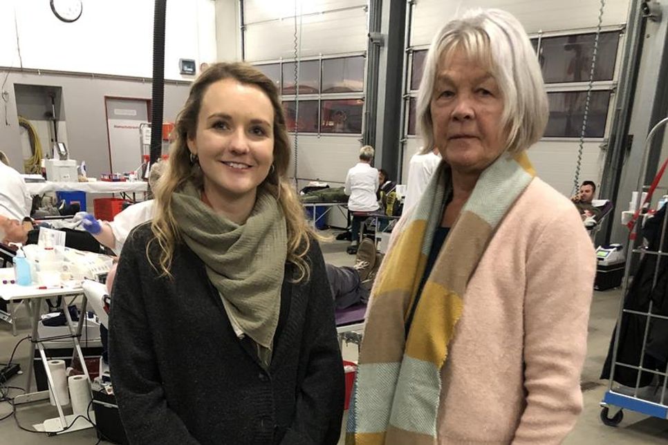 Ein Vorbild für ehrenamtliches Handeln. 125. Spende: Hanna Gronau aus Süsel-Bujendorf (re.) wird von Hanna Plögemaker (Vorsitzende des DRK-OV Süsel) beglückwünscht.