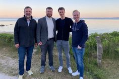 Zu den ersten Gratulanten des neuen 1. Vorsitzenden der Jungen Union Neustadt, Tim Casprowitz (2. v. re.), gehörten der Kreisvorsitzende der Jungen Union Ostholstein Hanno Wulf (re.) sowie der CDU-Ortsvorsitzende Patrick Marggraf (2. v. lks.) und Dirk Vowe als Fraktionsvorsitzender der CDU Neustadt (lks.).