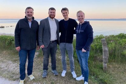 Zu den ersten Gratulanten des neuen 1. Vorsitzenden der Jungen Union Neustadt, Tim Casprowitz (2. v. re.), gehörten der Kreisvorsitzende der Jungen Union Ostholstein Hanno Wulf (re.) sowie der CDU-Ortsvorsitzende Patrick Marggraf (2. v. lks.) und Dirk Vowe als Fraktionsvorsitzender der CDU Neustadt (lks.).