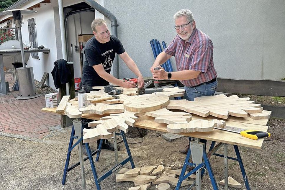 Vorsteher Torsten Nagel (rechts) und Sohn Christian fertigten gemeinsam die hölzernen Vögel fürs Vorderladerschießen.