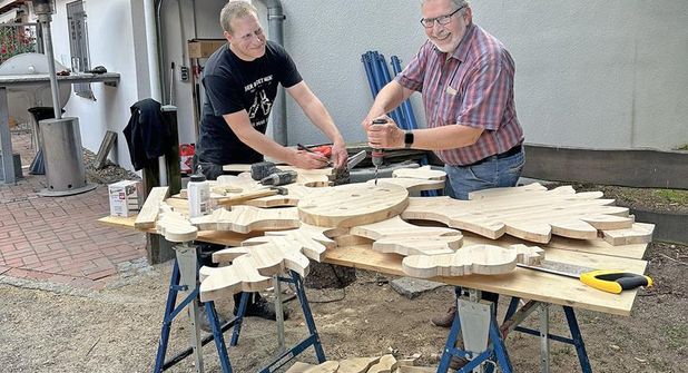 Vorsteher Torsten Nagel (rechts) und Sohn Christian fertigten gemeinsam die hölzernen Vögel fürs Vorderladerschießen.
