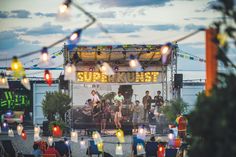 Abendstimmung beim Kulturfestival „Weite Welt“: Diverse Live-Künstler und Bands treten vom 14. bis 24. August am Travemünder Strand auf.