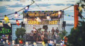 Abendstimmung beim Kulturfestival „Weite Welt“: Diverse Live-Künstler und Bands treten vom 14. bis 24. August am Travemünder Strand auf.