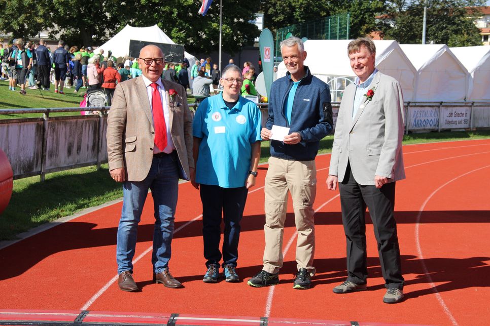 Dritt Öllst Carsten Gonsior, Jutta Ibendorf, Stephan Müller (Mitglieder des Fördervereins) und Gildeschreiber Walfried Denker bei der Spendenübergabe der St. Johannis Toten- und Schützengilde an Förderverein Hospiz Wagrien Fehmarn e.V