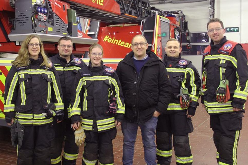 Jan Grimm (Mitte), Geschäftsführer der Firma Grimm Straßen- und Tiefbau aus Hobstin, freut sich, mit seiner Spende die Nachwuchsförderung der Feuerwehr unterstützen zu können.