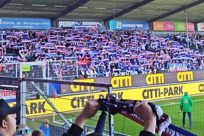 Die Fan Unterstützung für Holstein war da.