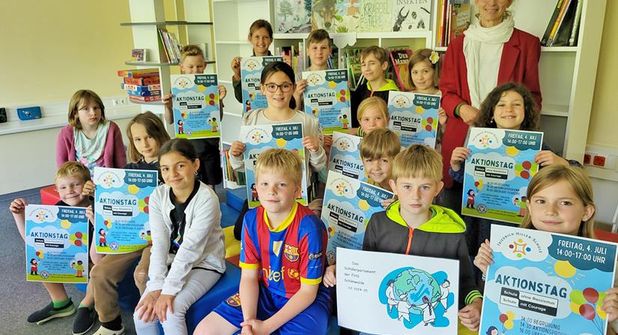 Das Schülerparlament der Friedrich-Hiller-Schule freut sich, stellvertretend für alle Schüler, genauso über die Auszeichnung als Schule ohne Rassismus – Schule mit Courage“ und den Aktionstag dazu am 4. Juli, wie Schulleiterin Doris Cwiertnia-Jürs.