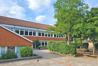 Als erste Grundschule im Kreis Ostholstein erhält die Friedrich-Hiller-Schule in Schönwalde die Auszeichnung als „Schule ohne Rassismus – Schule mit Courage“. Urkunde und Plakette werden am 4. Juli mit einem Aktionstag übergeben.