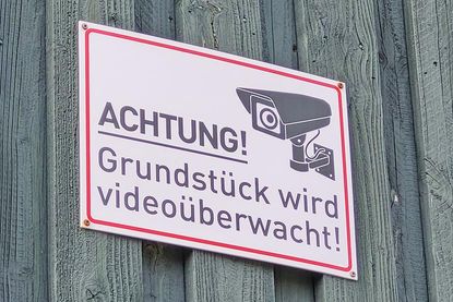 Dieses Schild mit der abschreckenden Warnung vor Videoüberwachung ist ein Symbol für die Angst, die sich vor 15 Monaten nach Einbrüchen verbunden mit Schmierereien in der Friedrich-Hiller-Schule ausgebreitet hatte.