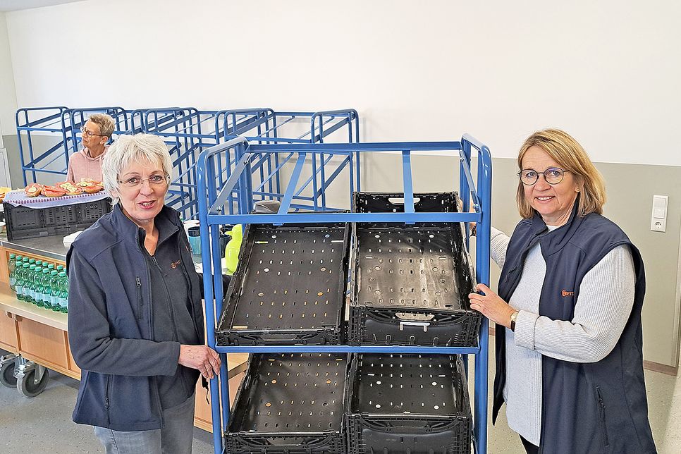 Dorit Kuhnt (links) und Andrea Johanssen freuen sich auch über die mobilen Regale, die das Schleppen von Kisten überflüssig machen.