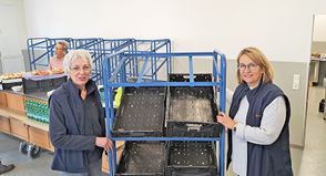Dorit Kuhnt (links) und Andrea Johanssen freuen sich auch über die mobilen Regale, die das Schleppen von Kisten überflüssig machen.
