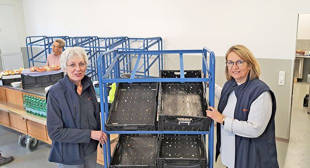Dorit Kuhnt (links) und Andrea Johanssen freuen sich auch über die mobilen Regale, die das Schleppen von Kisten überflüssig machen.