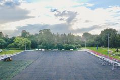 Auf rund 6.100 Quadratmetern wird derzeit der Kunstrasenplatz der SVG Pönitz erneuert.