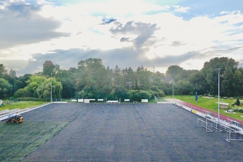 Auf rund 6.100 Quadratmetern wird derzeit der Kunstrasenplatz der SVG Pönitz erneuert.