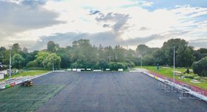Auf rund 6.100 Quadratmetern wird derzeit der Kunstrasenplatz der SVG Pönitz erneuert.