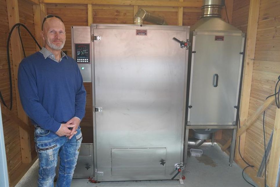 1. Ältermann Michael Eim zeigt den neuen Räucherofen.