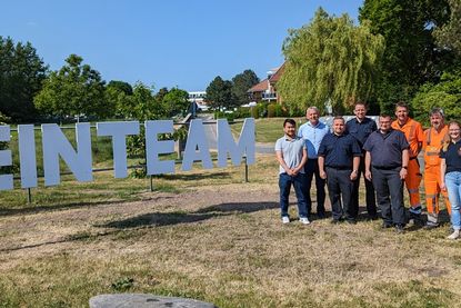 Etabliert hat sich der Hashtag #einteam, der im Großformat vor dem Feuerwehrgerätehaus angebracht wurde.