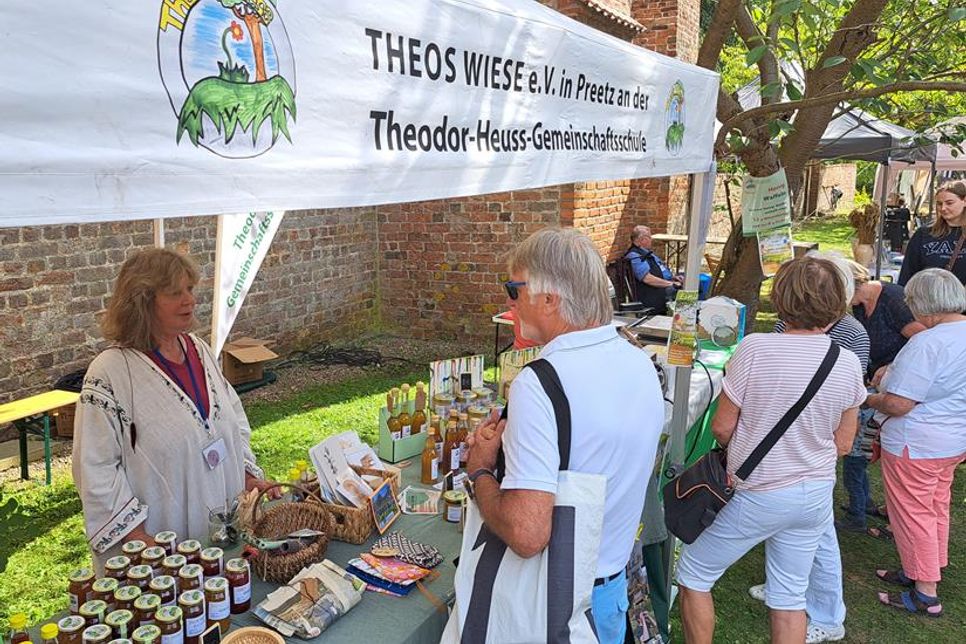 Auch das Schulprojekt „Theos Wiese“ ist mit einem Stand dabei.