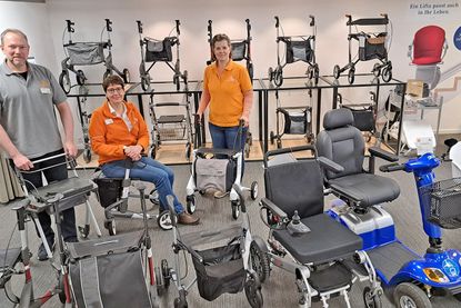 Andy Pophal, Nina Nasner (Mitte) und Nadine Fiedler stellen bei den Mobilitätstagen zahlreiche Rollatoren und E-Mobile vor.