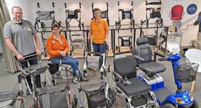 Andy Pophal, Nina Nasner (Mitte) und Nadine Fiedler stellen bei den Mobilitätstagen zahlreiche Rollatoren und E-Mobile vor.