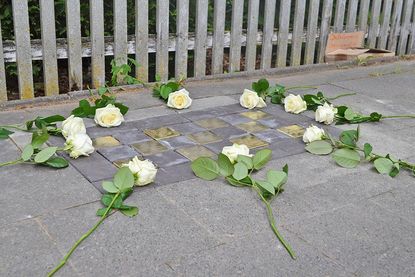Mit der Niederlegung von elf weißen Rosen wurde der Familie Rosenblum gedacht.
