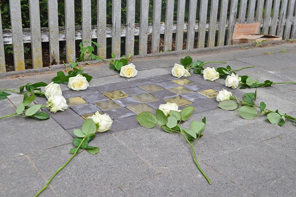 Mit der Niederlegung von elf weißen Rosen wurde der Familie Rosenblum gedacht.