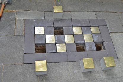 Elf Stolpersteine, ein jeder steht für ein Verbrechen an die Menschlichkeit.