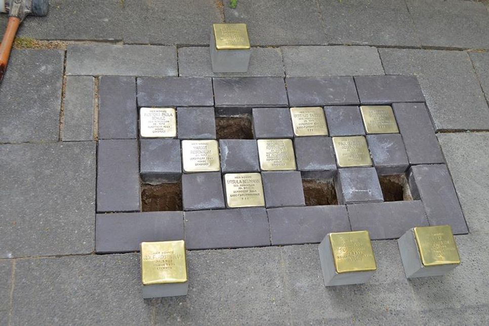 Elf Stolpersteine, ein jeder steht für ein Verbrechen an die Menschlichkeit.