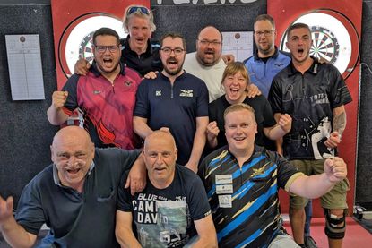 Das Oldenburger Steeldart-Team „Baltic Sea Hawks“ freut sich über die erneute Titelverteidigung in der Lübecker Dartliga.