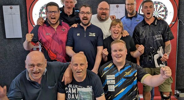 Das Oldenburger Steeldart-Team „Baltic Sea Hawks“ freut sich über die erneute Titelverteidigung in der Lübecker Dartliga.