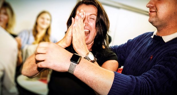 Ein Zeitdokument, als das Endergebnis feststeht: Bettina Schäfer jubelt, rechts daneben ihr Sohn Leon.