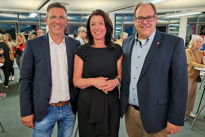 Ratekaus Bürgermeister Thomas Keller (links) und Neustadts Bürgermeister Mirko Spieckermann mit der Wahlsiegerin Bettina Schäfer.