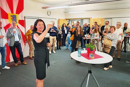 Nachdem das Endergebnis feststand, konnte Bettina Schäfer mit allen Anwesenden im Sitzungsraum des Bürgerhauses auf ihren Wahlsieg anstossen.
