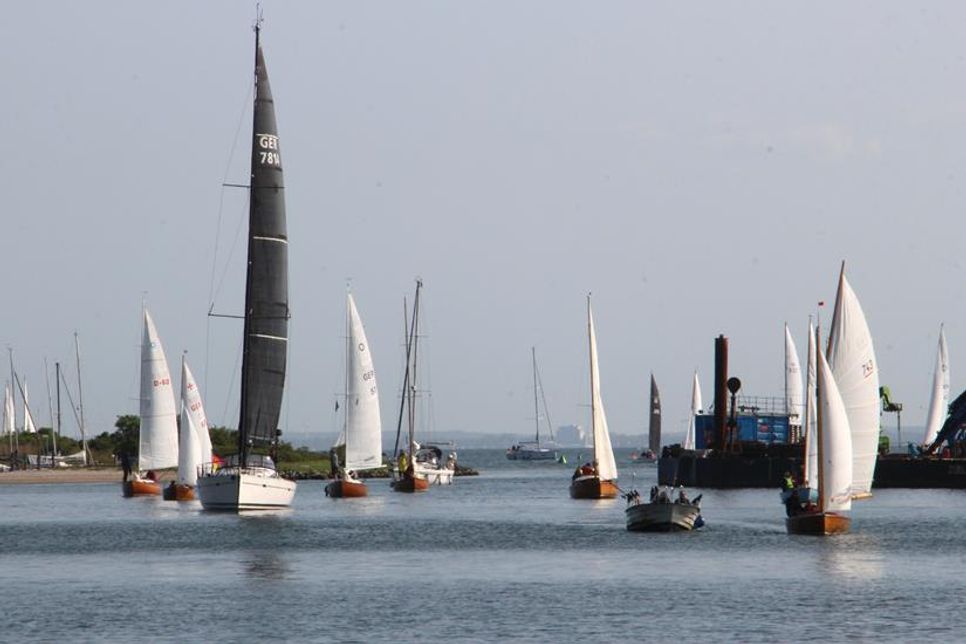 Landseitig kann das Einlaufen der Yachten vom Unteren Jungfernstieg aus besonders gut beobachtet werden.