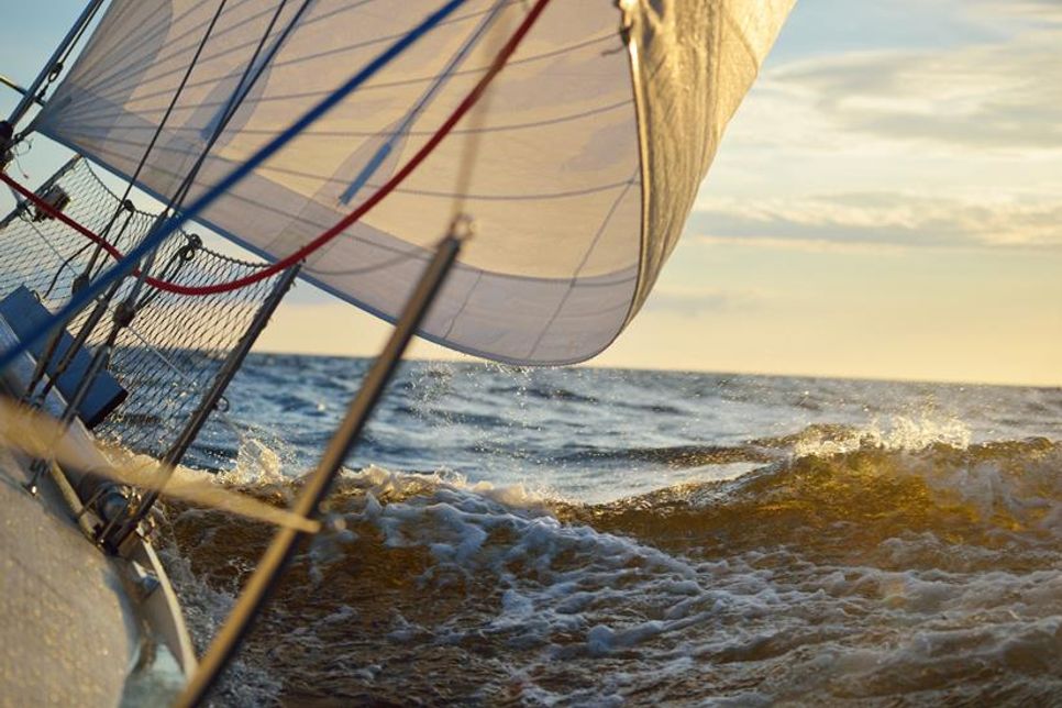 Vom Hafen aus geht es auf die Regattabahn in der Neustädter Bucht. (Foto: AdobeStock)