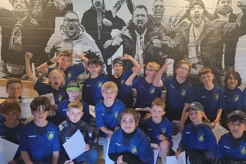 Die Nachwuchsfußballer des SC Cismar in den Katakomben des VfB Lübeck.