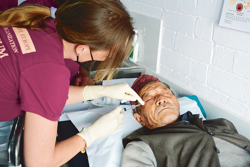 Behandlung einer Entzündung durch Dr. Laura Tomala (Plastische Chirurgin, Ostseeklinik, Bad Schwartau).