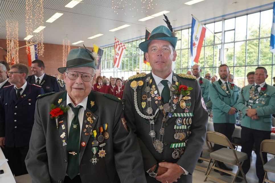Seit 50 Jahren ist Olaf Hansen (lks.) Mitglied der Grömitzer Bürgergilde. Dazu gratulierte 1. Ältermann Sven Kieckhäfer.