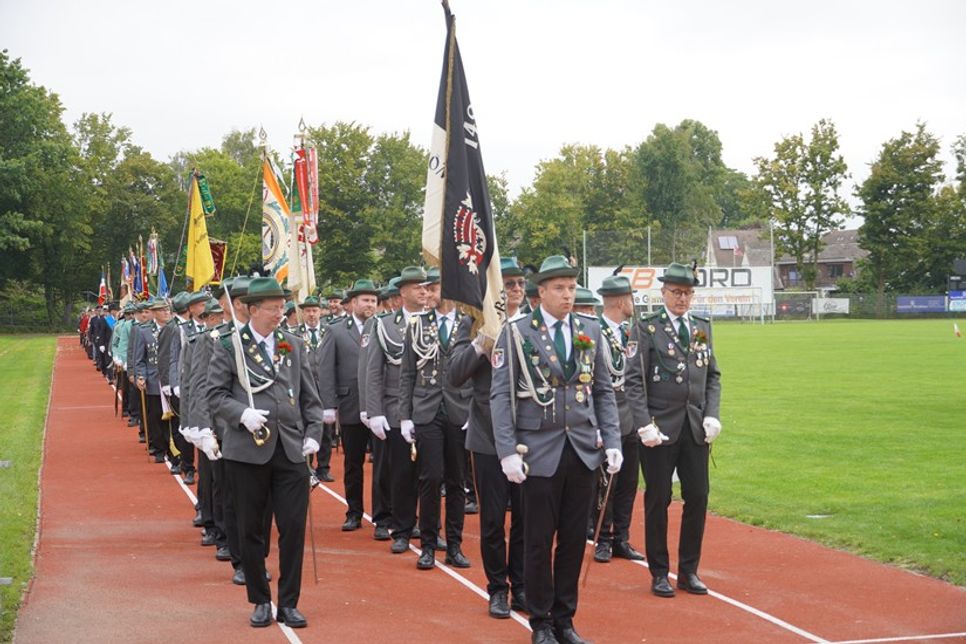 Nach dem Antreten auf dem Sportplatz ging es zum Festumzug durch den Ort.