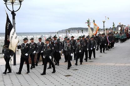 Der Festumzug beim Marsch über die Strandpromenade.