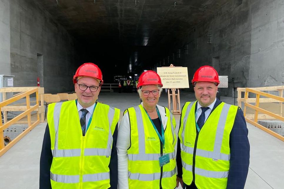 Bürgermeister Jörg Weber (Stadt Fehmarn), Kreispräsidentin Petra Kirner und Landrat Timo Gaarz (v. lks.).