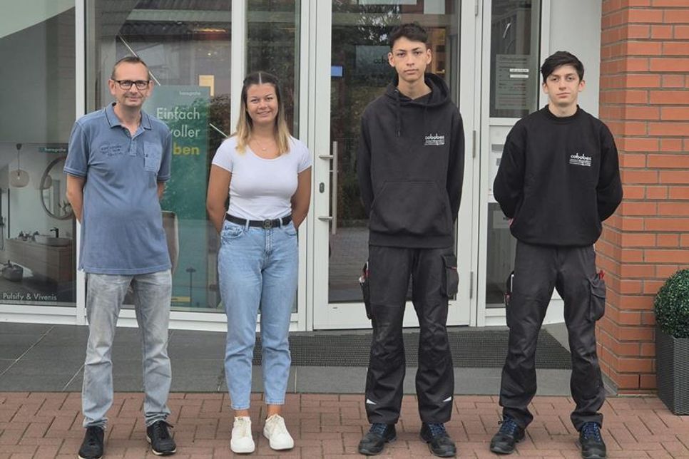 Meister Michael Heinze (lks.) hat die Lehrlinge an ihrem ersten Tag empfangen.