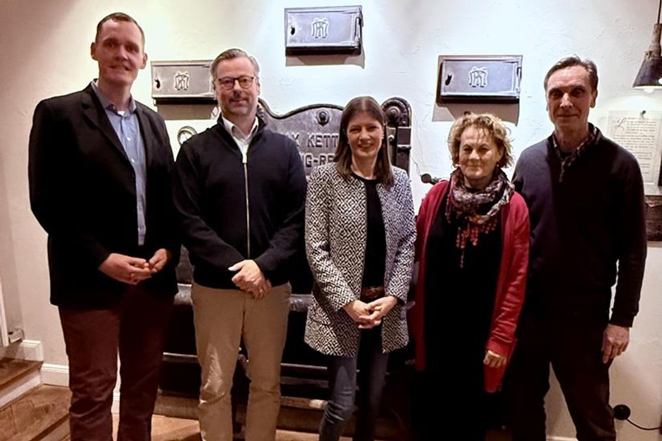 Simon Ruge (neuer Abteilungsleiter Tennis), Stefan Schwardt (Bürgermeister von Kellenhusen und ehemaliger Abteilungsleiter Tennis), Anja Goderski (neue stellvertretende Abteilungsleiterin Tennis), Jean Witzleben (ehemalige Stellvertreterin) und Klaus Steuck (Kassenwart der Tennisabteilung SC Kellenhusen) (v. lks.).