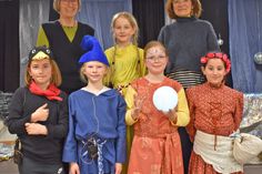Martina Wolter, Eva Lammich und Kinder der Schönberger Grundschule an den Salzwiesen freuen sich über die erste erfolgreiche Vorstellung des Theaterstücks „Die Sieben Raben“.