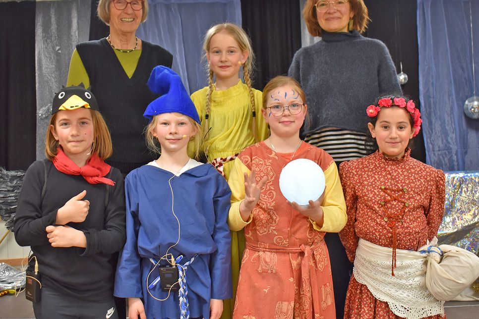 Martina Wolter, Eva Lammich und Kinder der Schönberger Grundschule an den Salzwiesen freuen sich über die erste erfolgreiche Vorstellung des Theaterstücks „Die Sieben Raben“.