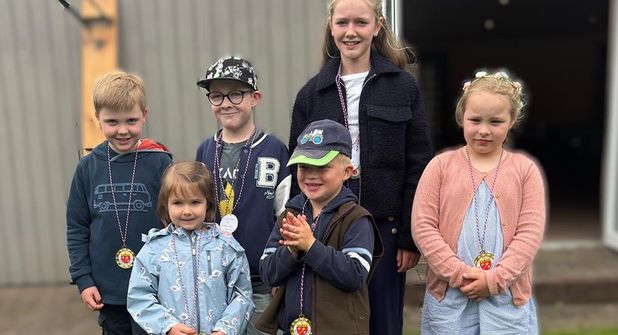Die Kinderkönigspaare.