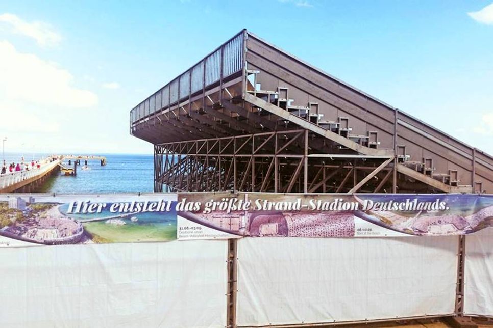 In der vergangenen Woche wurde das „Strand-Stadion“ in Timmendorfer Strand errichtet.