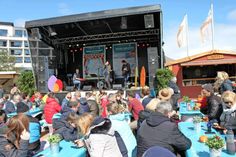 Zahlreiche Besucher lauschten der Musik von Norma &amp; Band an der Bühne auf dem Seebrückenvorplatz.