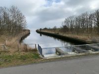 Nördlich des Parkplatzes befindet sich der Zufluss des Oldenburger Grabens in Dahme.